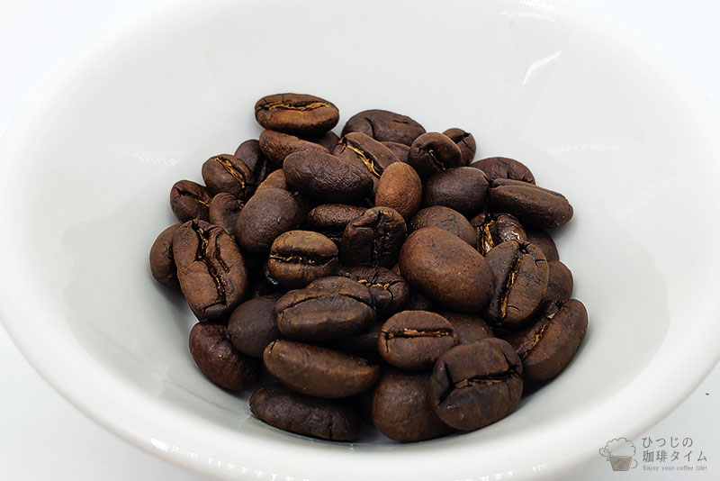 コーヒー豆は深煎りほどの焙煎ではない様子